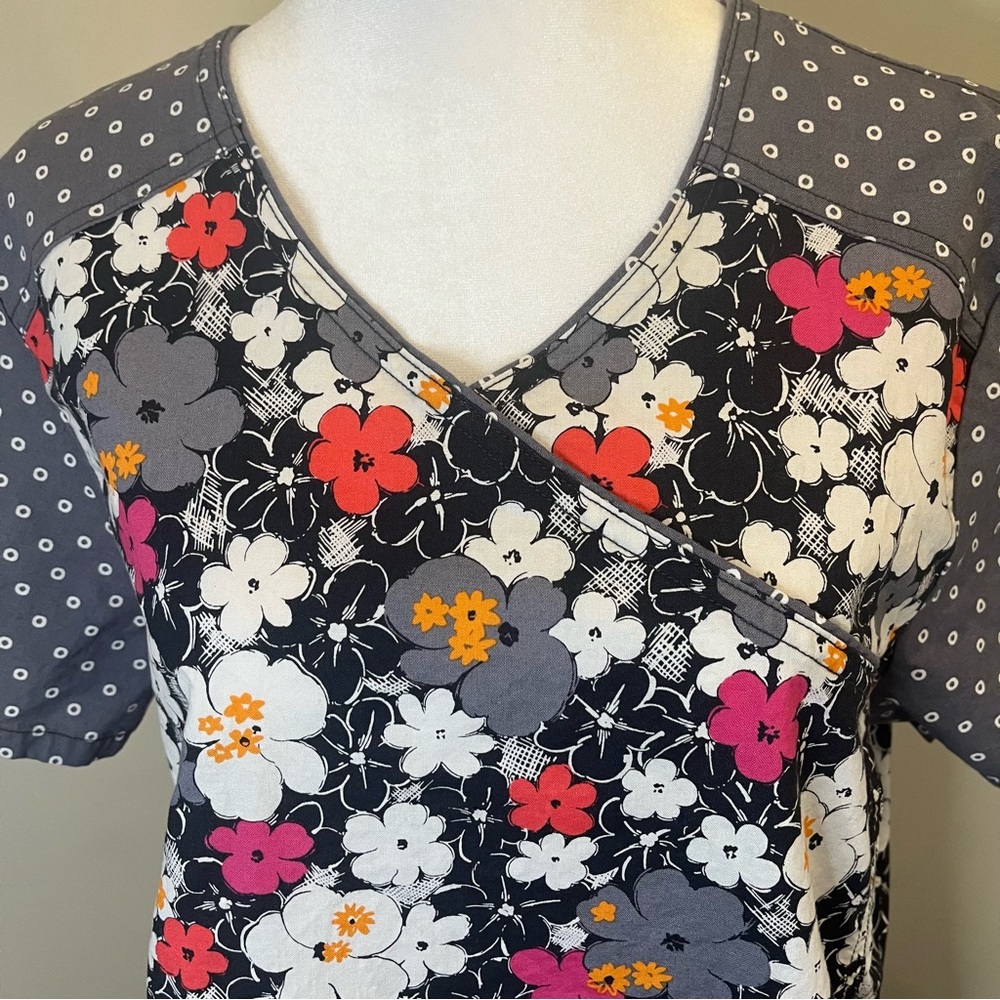 Scrubstar Grey Pink and White Mock Wrap Floral Scrub Uniform Top Women Size M - Picture 2 of 5
